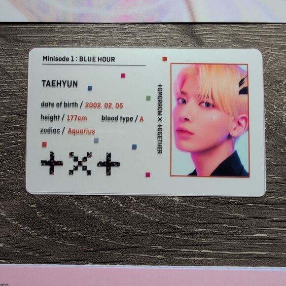 TXT MINISODE1 BLUE HOUR Album PINK W/Inclusions And Taehyun Photocard - Picture 5 of 7